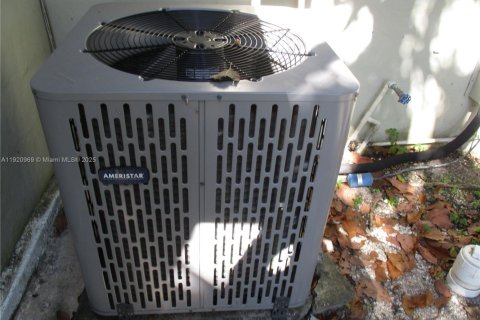 Casa en venta en Cutler Bay, Florida, 3 dormitorios, 161.74 m2 № 1975084 - foto 14