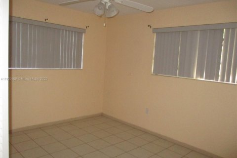 Casa en venta en Cutler Bay, Florida, 3 dormitorios, 161.74 m2 № 1975084 - foto 21