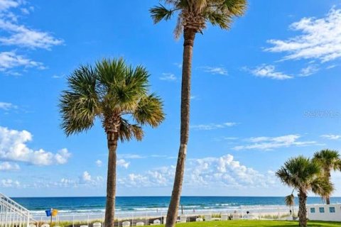 Condo in New Smyrna Beach, Florida, 2 bedrooms № 2361425 - photo 11
