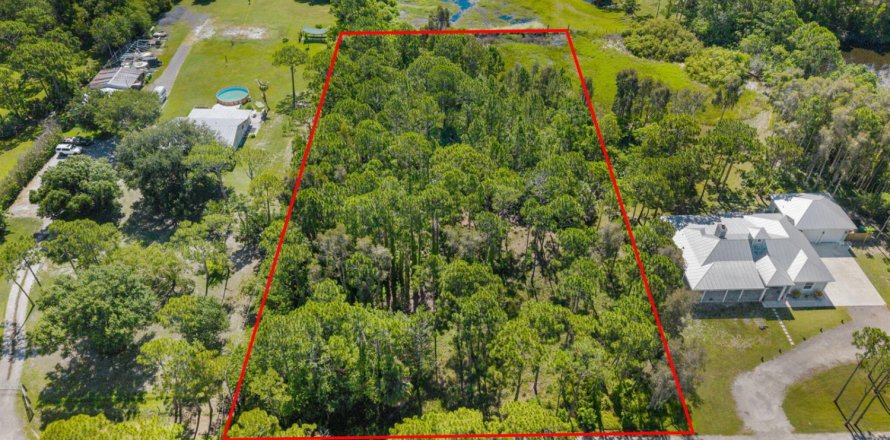 Commercial property in Port St. Lucie, Florida № 2086051