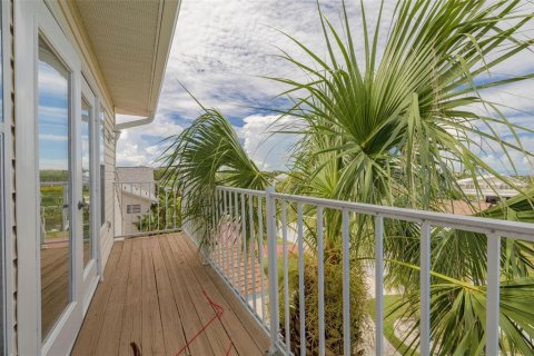 House in Port Richey, Florida 5 bedrooms, 349.41 sq.m. № 1885904 - photo 30
