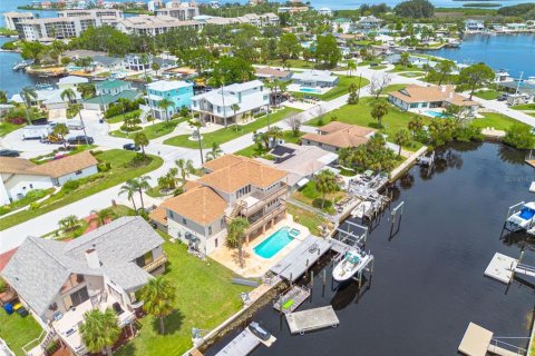 House in Port Richey, Florida 5 bedrooms, 349.41 sq.m. № 1885904 - photo 4