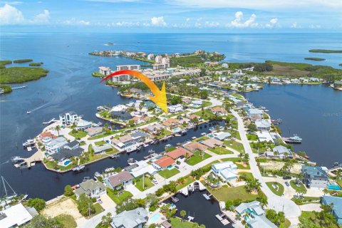 House in Port Richey, Florida 5 bedrooms, 349.41 sq.m. № 1885904