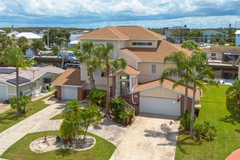 House in Port Richey, Florida 5 bedrooms, 349.41 sq.m. № 1885904 - photo 2