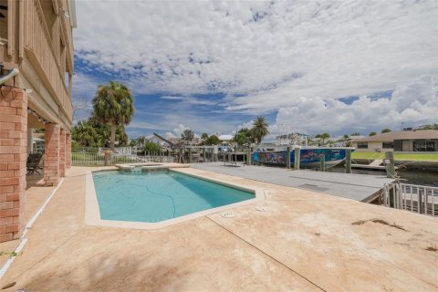 House in Port Richey, Florida 5 bedrooms, 349.41 sq.m. № 1885904 - photo 12