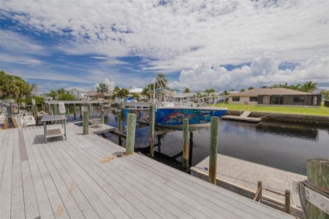 House in Port Richey, Florida 5 bedrooms, 349.41 sq.m. № 1885904 - photo 8