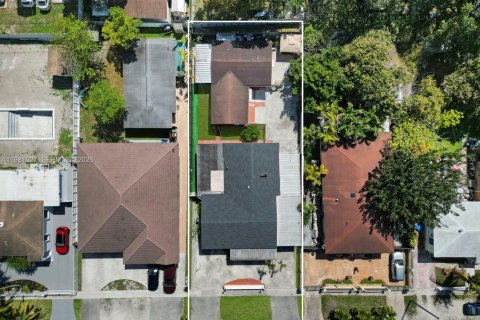 Commercial property in Hialeah, Florida 236.34 sq.m. № 2045028 - photo 8