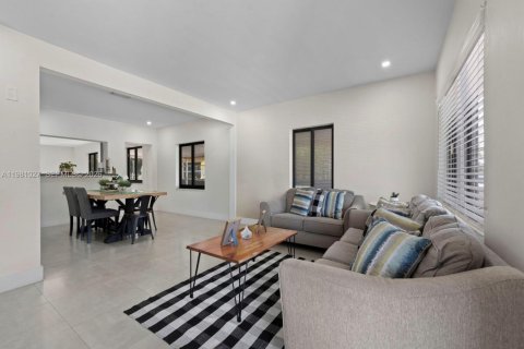 Commercial property in Hialeah, Florida 236.34 sq.m. № 2045028 - photo 21