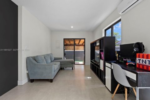 Commercial property in Hialeah, Florida 236.34 sq.m. № 2045028 - photo 30