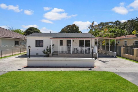 Commercial property in Hialeah, Florida 236.34 sq.m. № 2045028