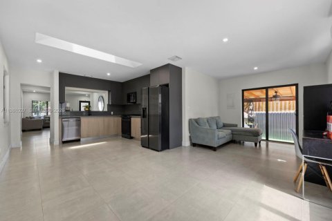 Commercial property in Hialeah, Florida 236.34 sq.m. № 2045028 - photo 29