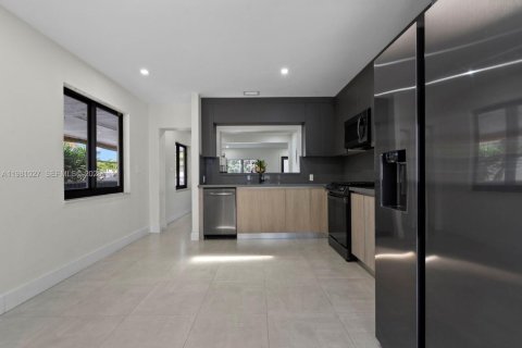 Commercial property in Hialeah, Florida 236.34 sq.m. № 2045028 - photo 28