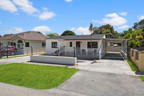 Commercial property in Hialeah, Florida 236.34 sq.m. № 2045028 - photo 2