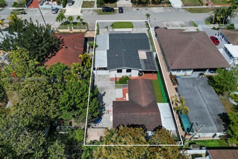 Commercial property in Hialeah, Florida 236.34 sq.m. № 2045028 - photo 9