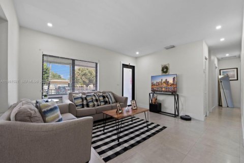 Commercial property in Hialeah, Florida 236.34 sq.m. № 2045028 - photo 22