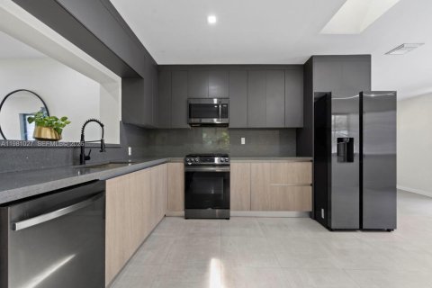 Commercial property in Hialeah, Florida 236.34 sq.m. № 2045028 - photo 26