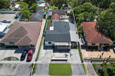Commercial property in Hialeah, Florida 236.34 sq.m. № 2045028 - photo 5