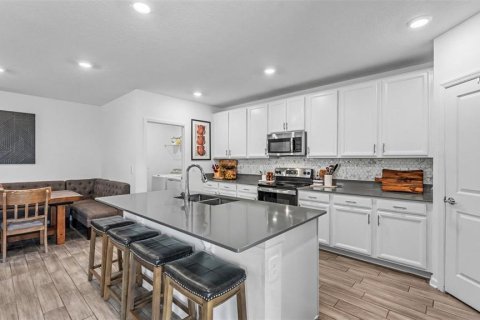 House in Davenport, Florida 5 bedrooms, 209.4 sq.m. № 2354344 - photo 5