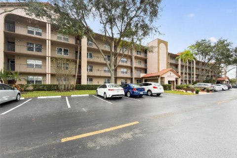 Condominio en alquiler en Pembroke Pines, Florida, 1 dormitorio, 97.08 m2 № 2009391 - foto 3