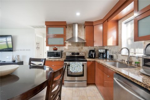 House in Hollywood, Florida 3 bedrooms, 118.45 sq.m. № 1953626 - photo 16