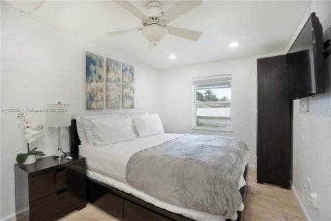 House in Hollywood, Florida 3 bedrooms, 118.45 sq.m. № 1953626 - photo 10