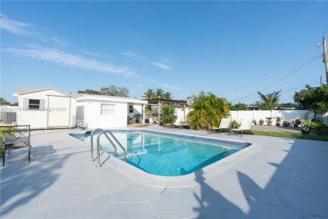 House in Hollywood, Florida 3 bedrooms, 118.45 sq.m. № 1953626 - photo 2