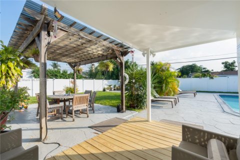 House in Hollywood, Florida 3 bedrooms, 118.45 sq.m. № 1953626 - photo 24