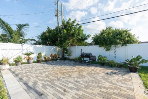 House in Hollywood, Florida 3 bedrooms, 118.45 sq.m. № 1953626 - photo 26