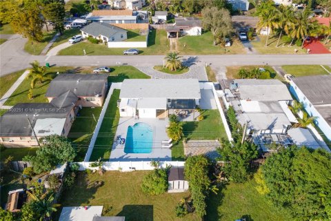 House in Hollywood, Florida 3 bedrooms, 118.45 sq.m. № 1953626 - photo 29