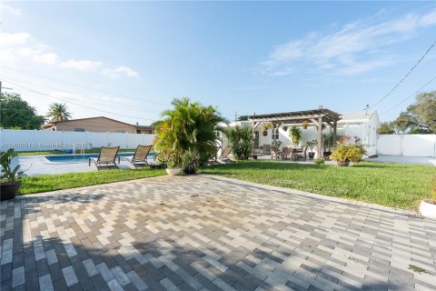 House in Hollywood, Florida 3 bedrooms, 118.45 sq.m. № 1953626 - photo 27