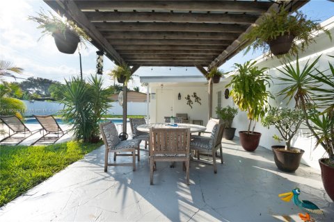 House in Hollywood, Florida 3 bedrooms, 118.45 sq.m. № 1953626 - photo 7