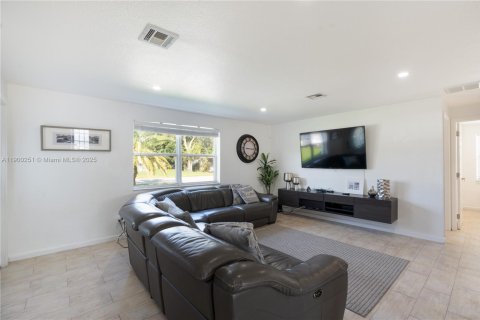 House in Hollywood, Florida 3 bedrooms, 118.45 sq.m. № 1953626 - photo 22