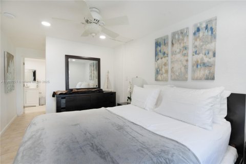 House in Hollywood, Florida 3 bedrooms, 118.45 sq.m. № 1953626 - photo 12