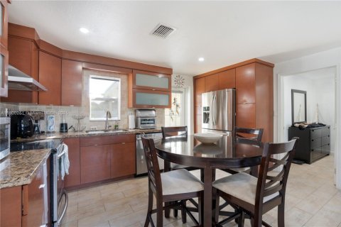 House in Hollywood, Florida 3 bedrooms, 118.45 sq.m. № 1953626 - photo 17