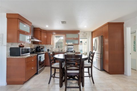 House in Hollywood, Florida 3 bedrooms, 118.45 sq.m. № 1953626 - photo 20