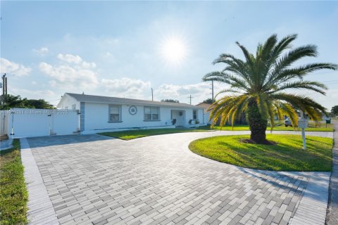 House in Hollywood, Florida 3 bedrooms, 118.45 sq.m. № 1953626 - photo 1