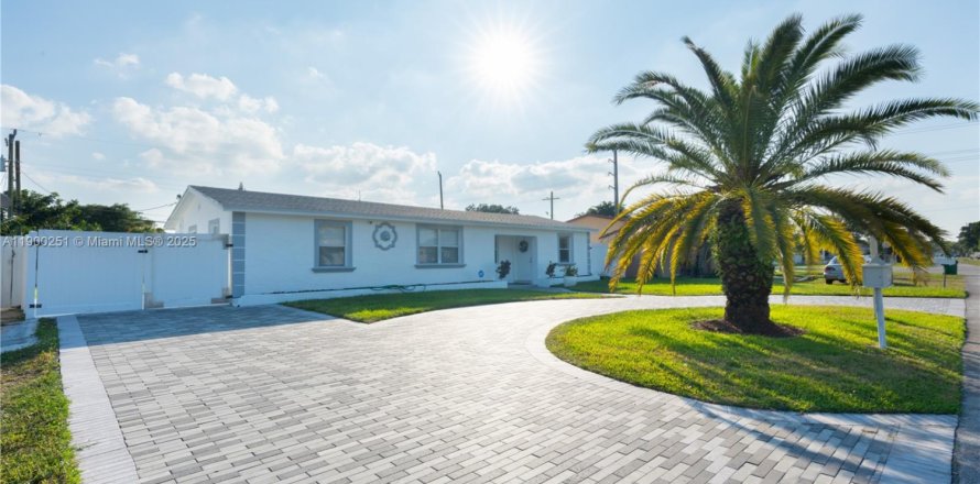 House in Hollywood, Florida 3 bedrooms, 118.45 sq.m. № 1953626