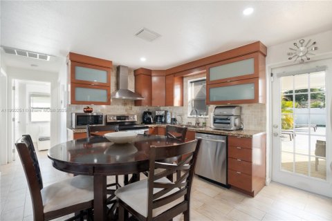 House in Hollywood, Florida 3 bedrooms, 118.45 sq.m. № 1953626 - photo 18