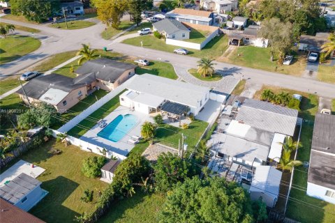 House in Hollywood, Florida 3 bedrooms, 118.45 sq.m. № 1953626 - photo 4