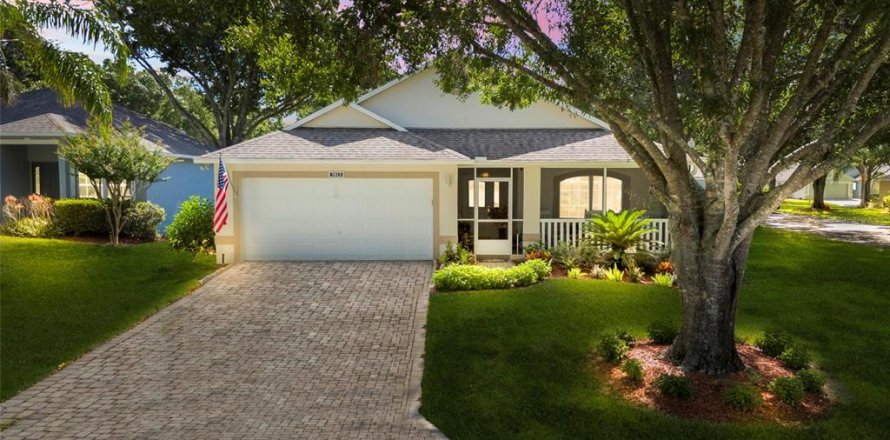 House in Clermont, Florida 3 bedrooms, 166.48 sq.m. № 1855658