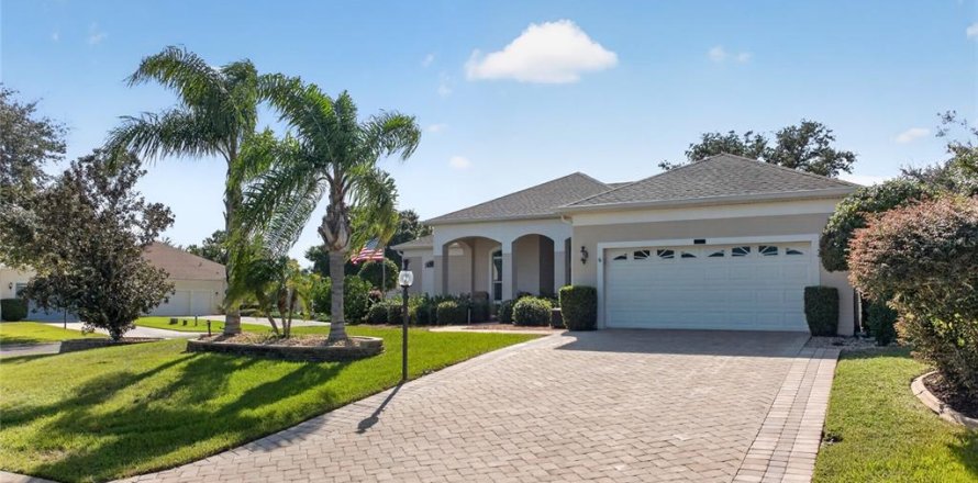 House in Leesburg, Florida 3 bedrooms, 213.77 sq.m. № 2427371
