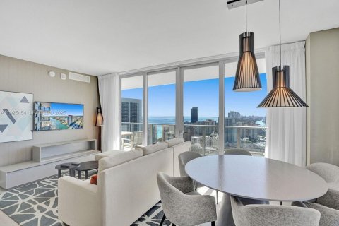 Condominio en alquiler en Hollywood, Florida, 3 dormitorios, 126.44 m2 № 2053134 - foto 2