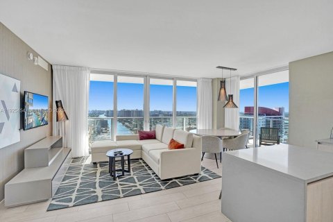 Condominio en alquiler en Hollywood, Florida, 3 dormitorios, 126.44 m2 № 2053134 - foto 3