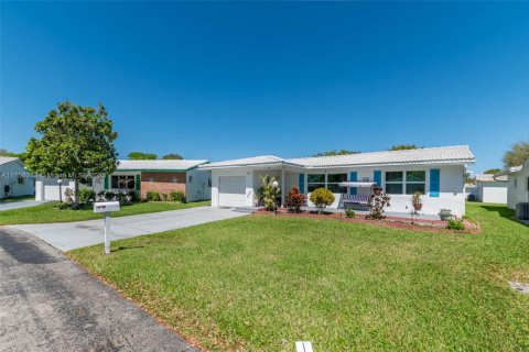 House in Plantation, Florida 3 bedrooms, 129.88 sq.m. № 1867412 - photo 1