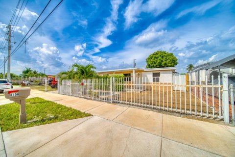 Villa ou maison à vendre à Hialeah, Floride: 3 chambres, 136.75 m2 № 1927391 - photo 2