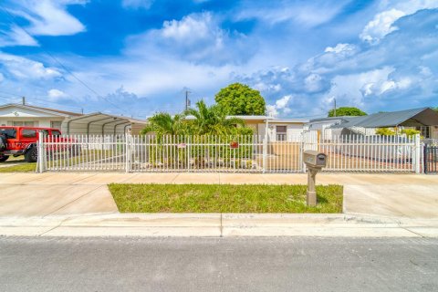 Villa ou maison à vendre à Hialeah, Floride: 3 chambres, 136.75 m2 № 1927391 - photo 1