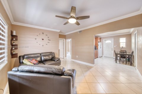 Villa ou maison à vendre à Hialeah, Floride: 3 chambres, 136.75 m2 № 1927391 - photo 6