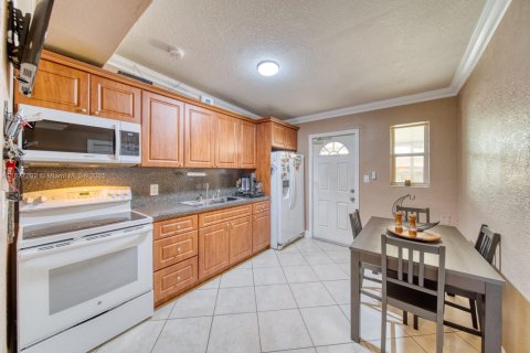 Villa ou maison à vendre à Hialeah, Floride: 3 chambres, 136.75 m2 № 1927391 - photo 12