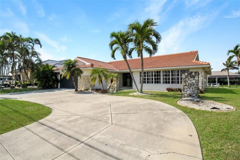 Villa ou maison à louer à Punta Gorda, Floride: 3 chambres, 193.7 m2 № 1647800 - photo 2