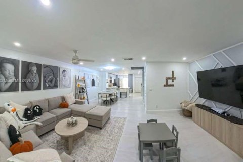 Adosado en venta en Pembroke Pines, Florida, 3 dormitorios, 136.75 m2 № 1949711 - foto 9